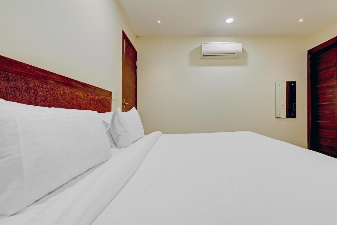 Collection O Hotel Aditya Palace Near Leisure Valley Park Gurgaon Bagian luar foto