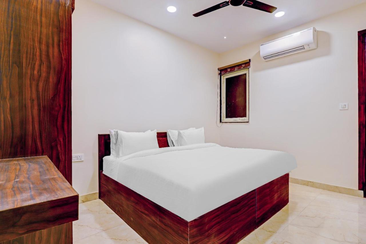 Collection O Hotel Aditya Palace Near Leisure Valley Park Gurgaon Bagian luar foto