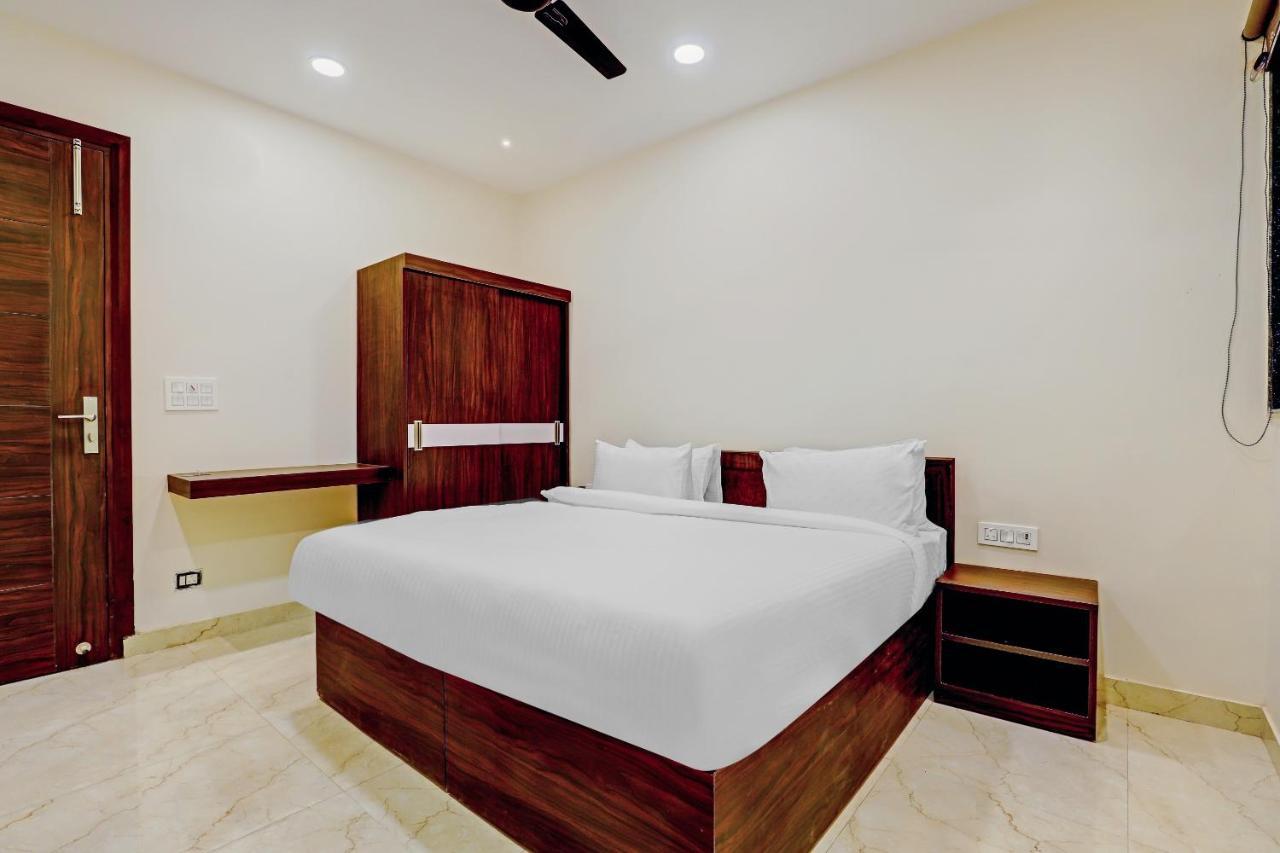 Collection O Hotel Aditya Palace Near Leisure Valley Park Gurgaon Bagian luar foto