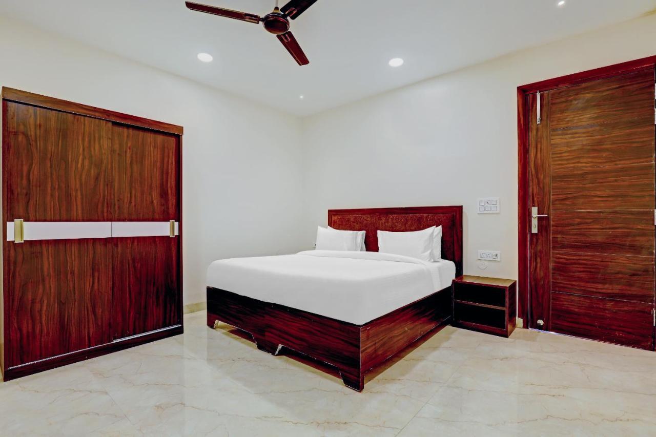 Collection O Hotel Aditya Palace Near Leisure Valley Park Gurgaon Bagian luar foto
