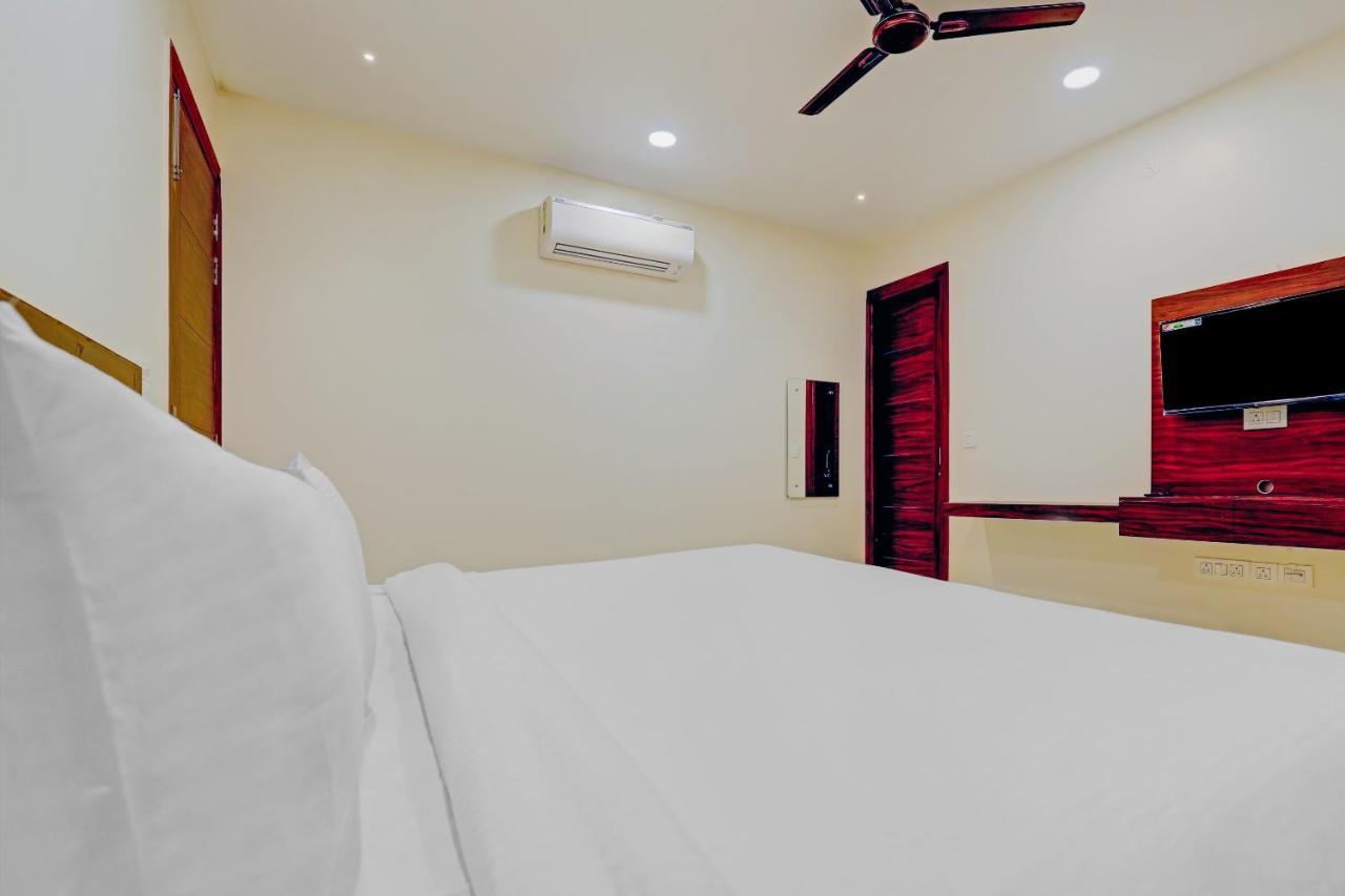 Collection O Hotel Aditya Palace Near Leisure Valley Park Gurgaon Bagian luar foto