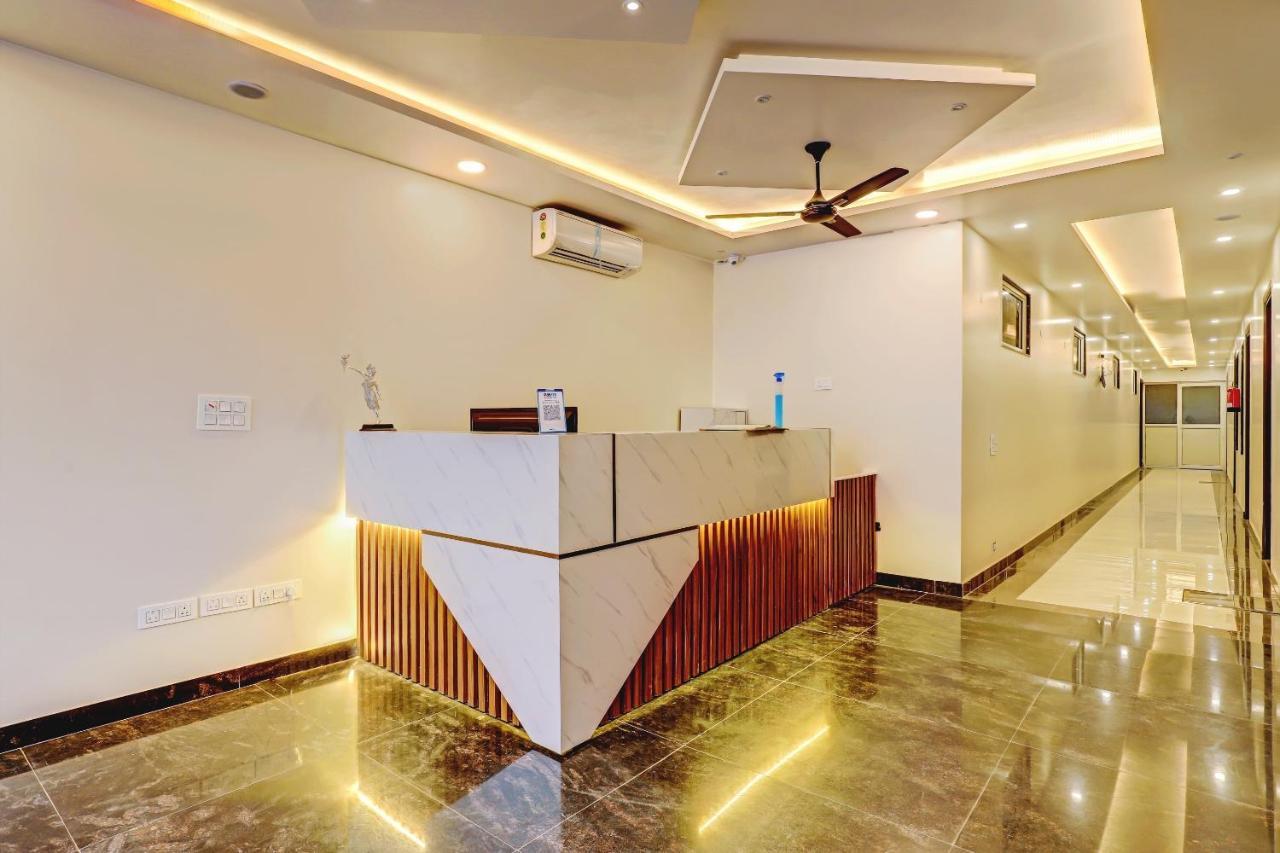 Collection O Hotel Aditya Palace Near Leisure Valley Park Gurgaon Bagian luar foto